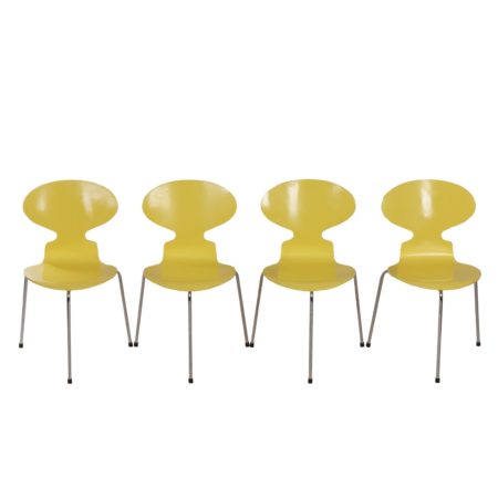 Arne Jacobsen Mier Stoelen voor Fritz Hansen, Geel Gelakt met Drie Poten - 1952