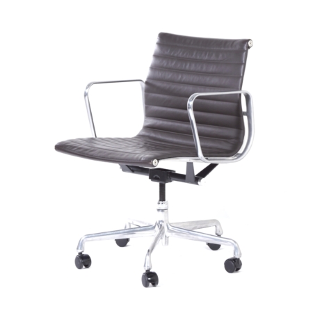 EA335 Bureaustoel van Charles & Ray Eames voor Herman Miller, 2000s - Gelimiteerde Oplage - Bruin Leer