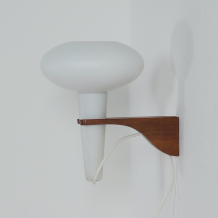 Wandlamp Mushroom in Teakhout en Wit Glas van Artimeta, 1960s