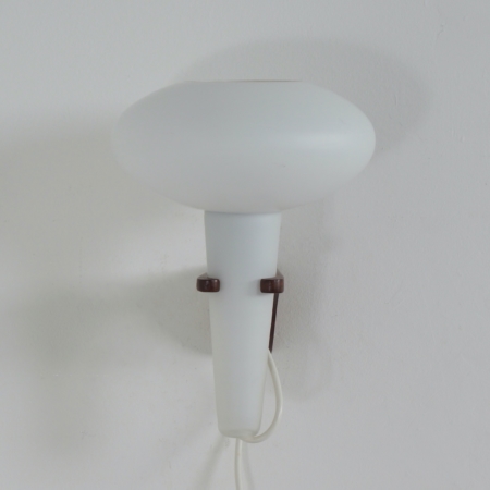 Wandlamp Mushroom in Teakhout en Wit Glas van Artimeta, 1960s