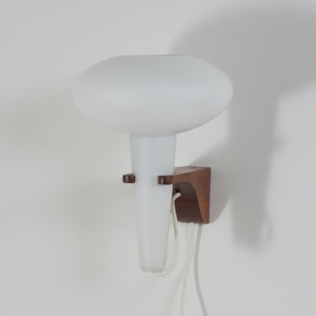 Wandlamp Mushroom in Teakhout en Wit Glas van Artimeta, 1960s