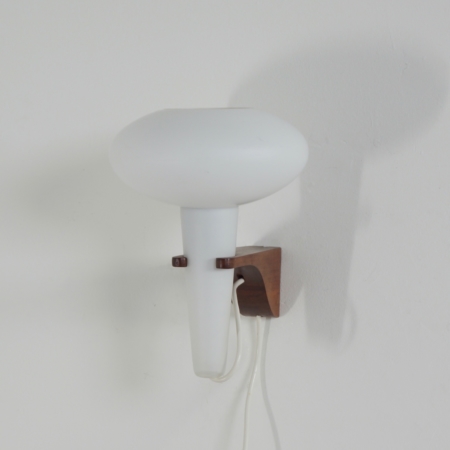 Wandlamp Mushroom in Teakhout en Wit Glas van Artimeta, 1960s