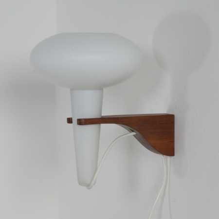 Wandlamp Mushroom in Teakhout en Wit Glas van Artimeta, 1960s