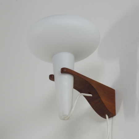 Wandlamp Mushroom in Teakhout en Wit Glas van Artimeta, 1960s