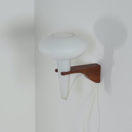 Wandlamp Mushroom in Teakhout en Wit Glas van Artimeta, 1960s