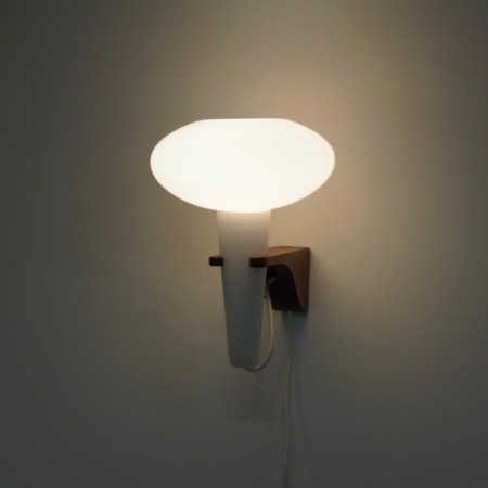 Wandlamp Mushroom in Teakhout en Wit Glas van Artimeta, 1960s