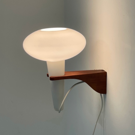 Wandlamp Mushroom in Teakhout en Wit Glas van Artimeta, 1960s