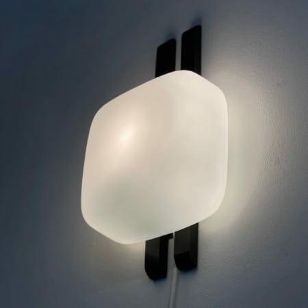 Vintage Wandlamp , 1960s | Opalineglas op Zwart Houten Wandarmen