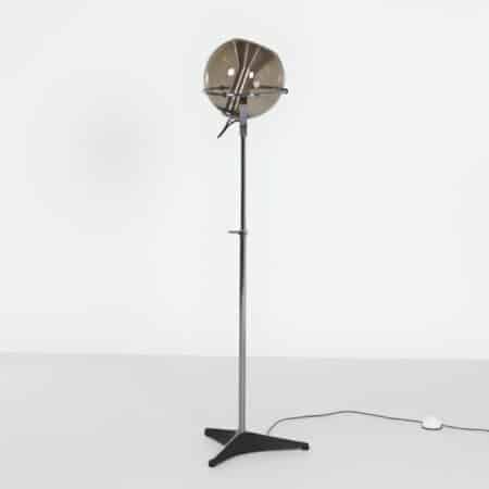 Globe Vloerlamp van Frank Ligtelijn voor Raak, 1960’S | met Lichtkleurige Rookglas
