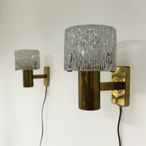 Messing Wandlamp met Relief Kristal Glazen Kappen van Hags, 1960s | Set van Twee