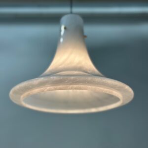 Mondgeblazen Hanglamp L4233 van Glashütte Limburg, 1970s &#8211; Gewolkt Opaalglas en Messing Armatuur