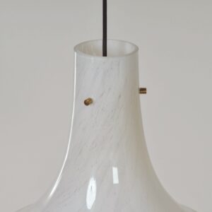 Mondgeblazen Hanglamp L4233 van Glashütte Limburg, 1970s &#8211; Gewolkt Opaalglas en Messing Armatuur