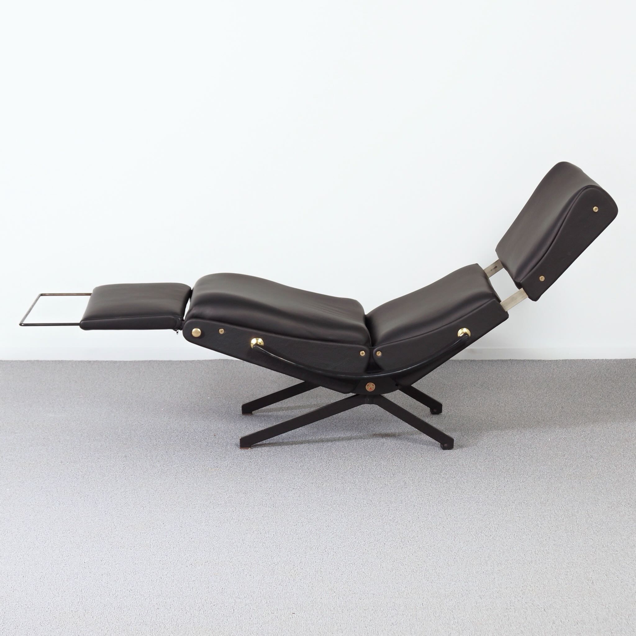 P40 Fauteuil van Osvaldo Borsani voor Tecno, 1950s in Nieuw Zwart Leer en Messing