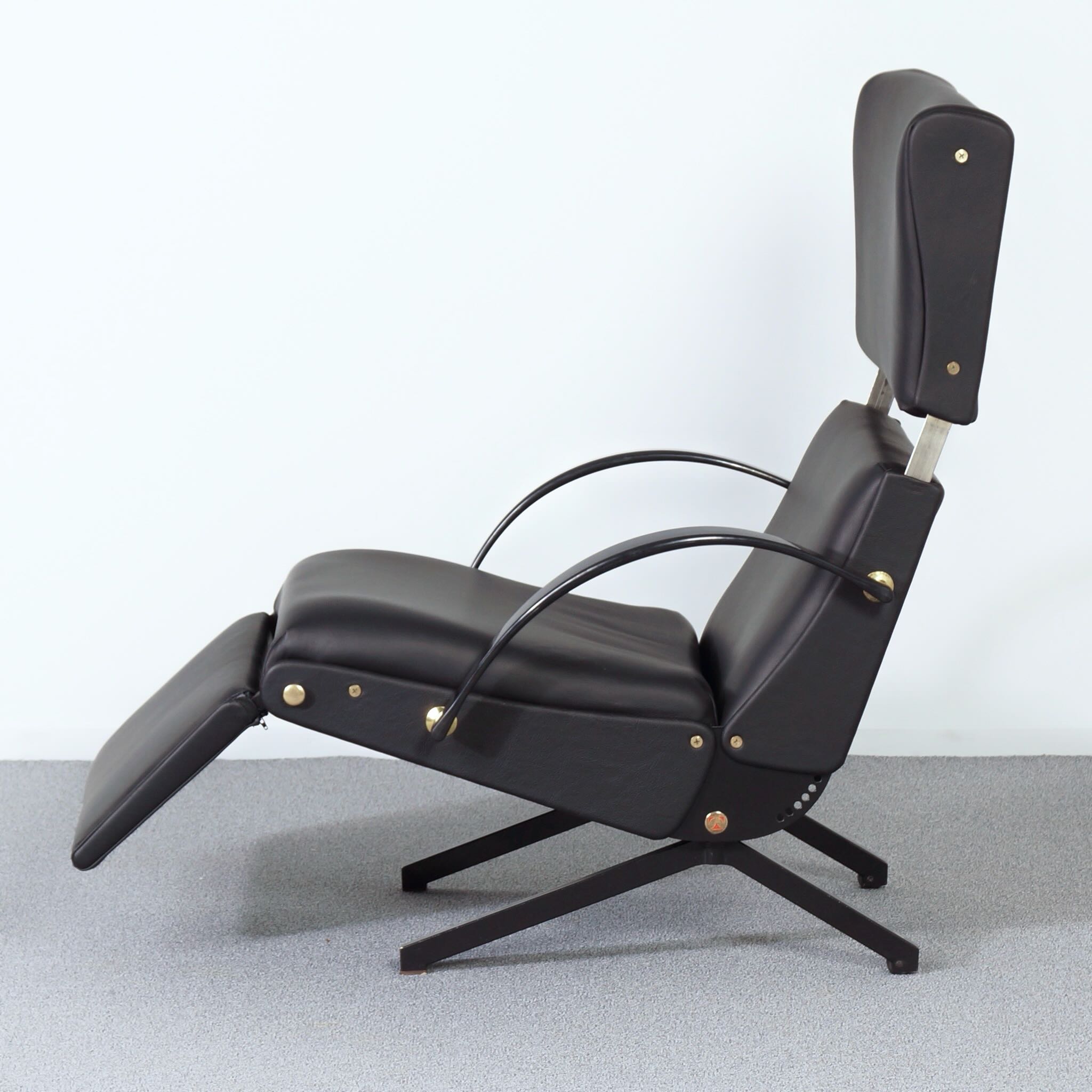 P40 Fauteuil van Osvaldo Borsani voor Tecno, 1950s in Nieuw Zwart Leer en Messing