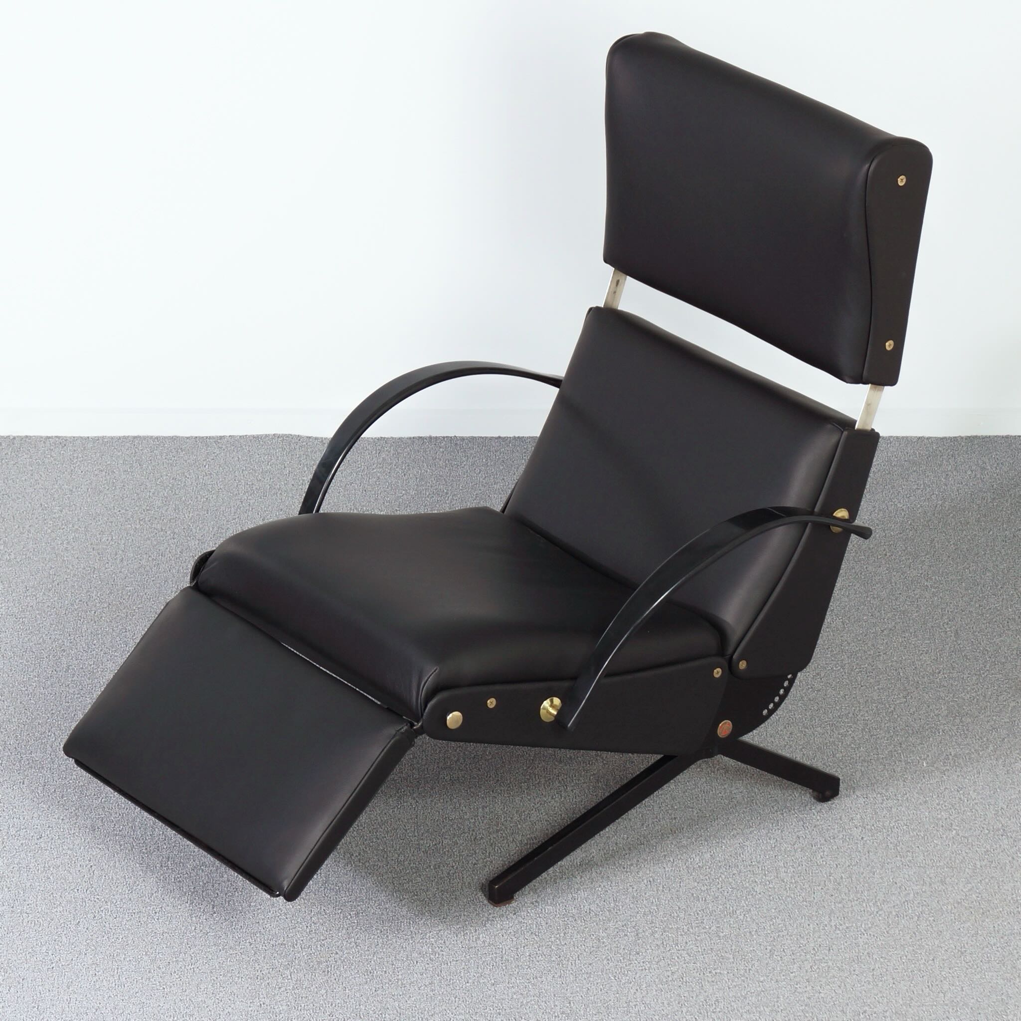 P40 Fauteuil van Osvaldo Borsani voor Tecno, 1950s in Nieuw Zwart Leer en Messing