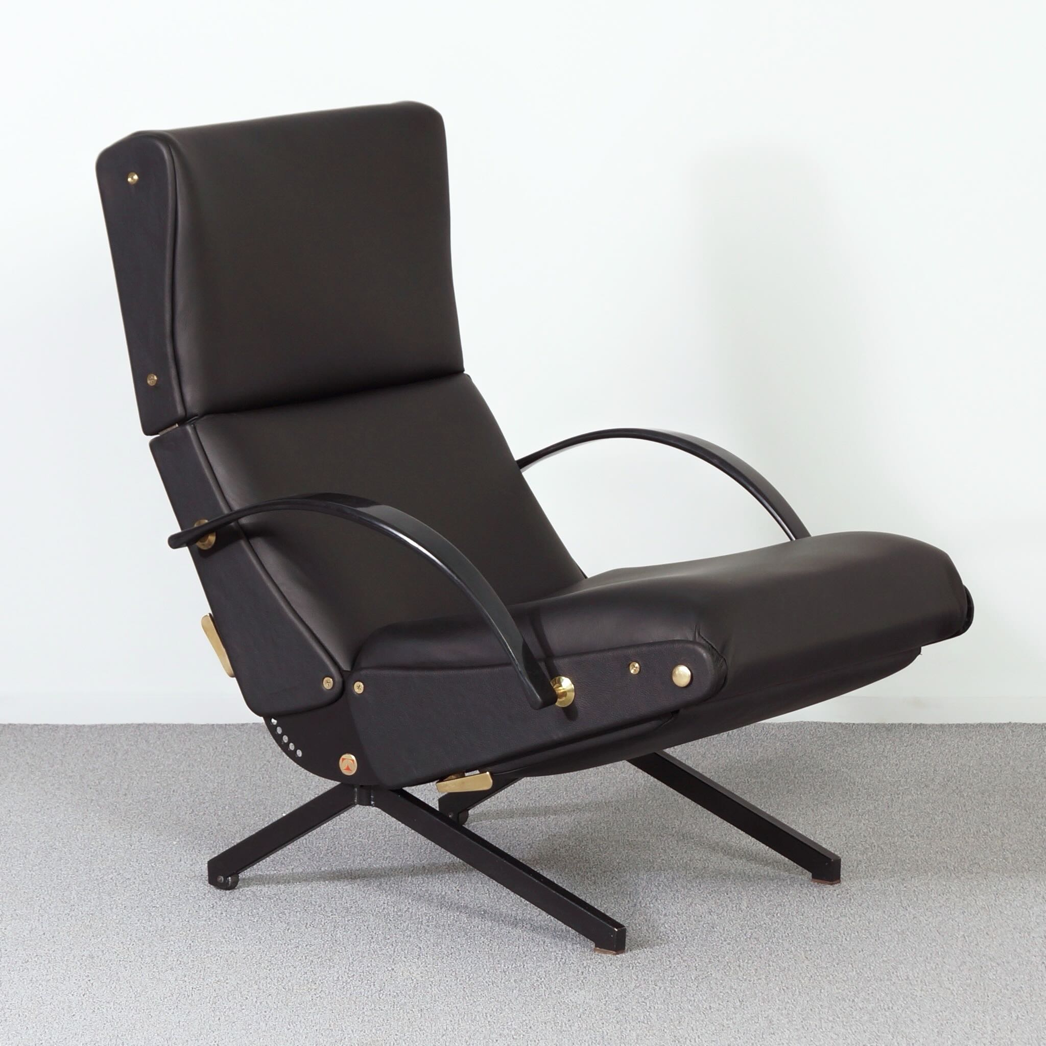 P40 Fauteuil van Osvaldo Borsani voor Tecno, 1950s in Nieuw Zwart Leer en Messing
