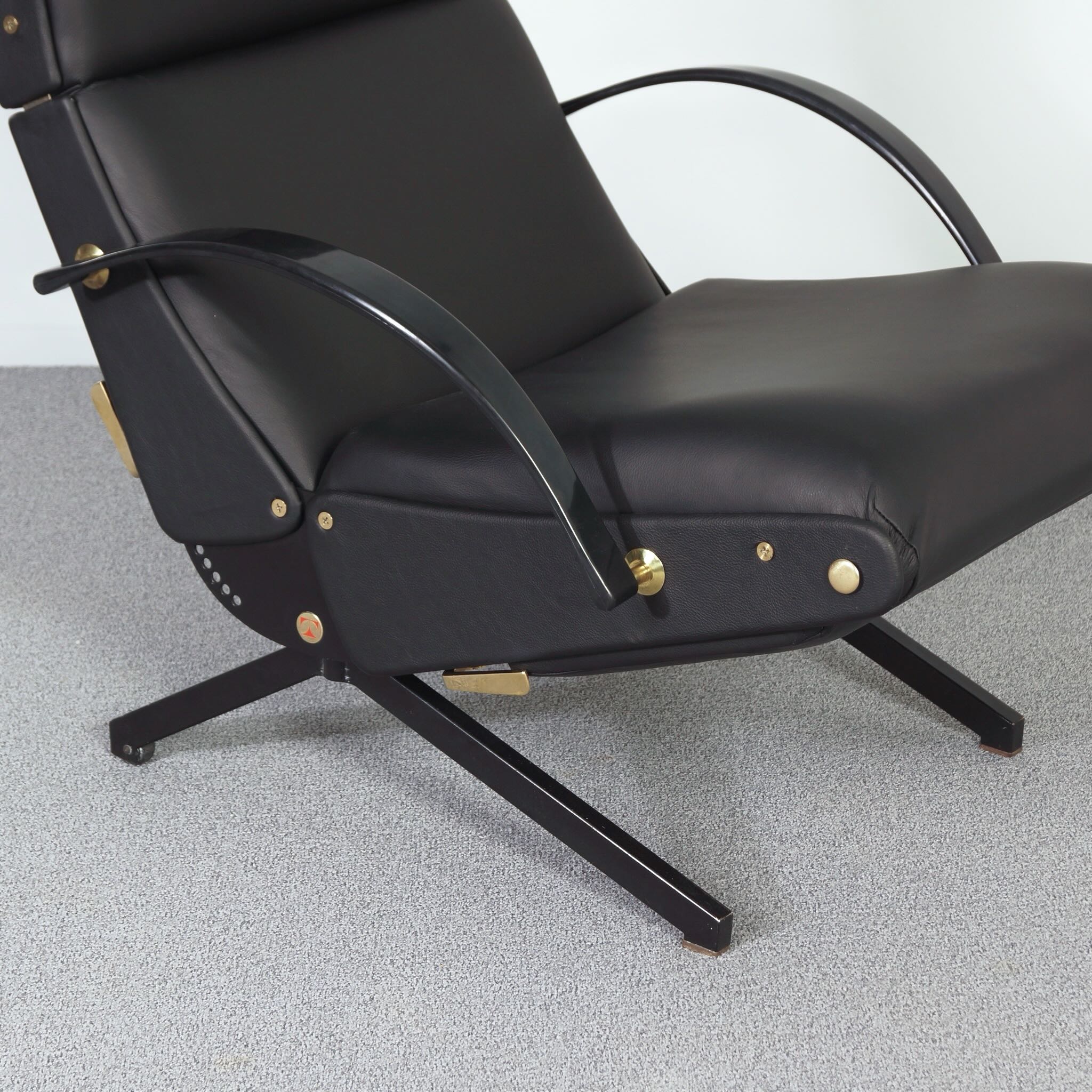 P40 Fauteuil van Osvaldo Borsani voor Tecno, 1950s in Nieuw Zwart Leer en Messing