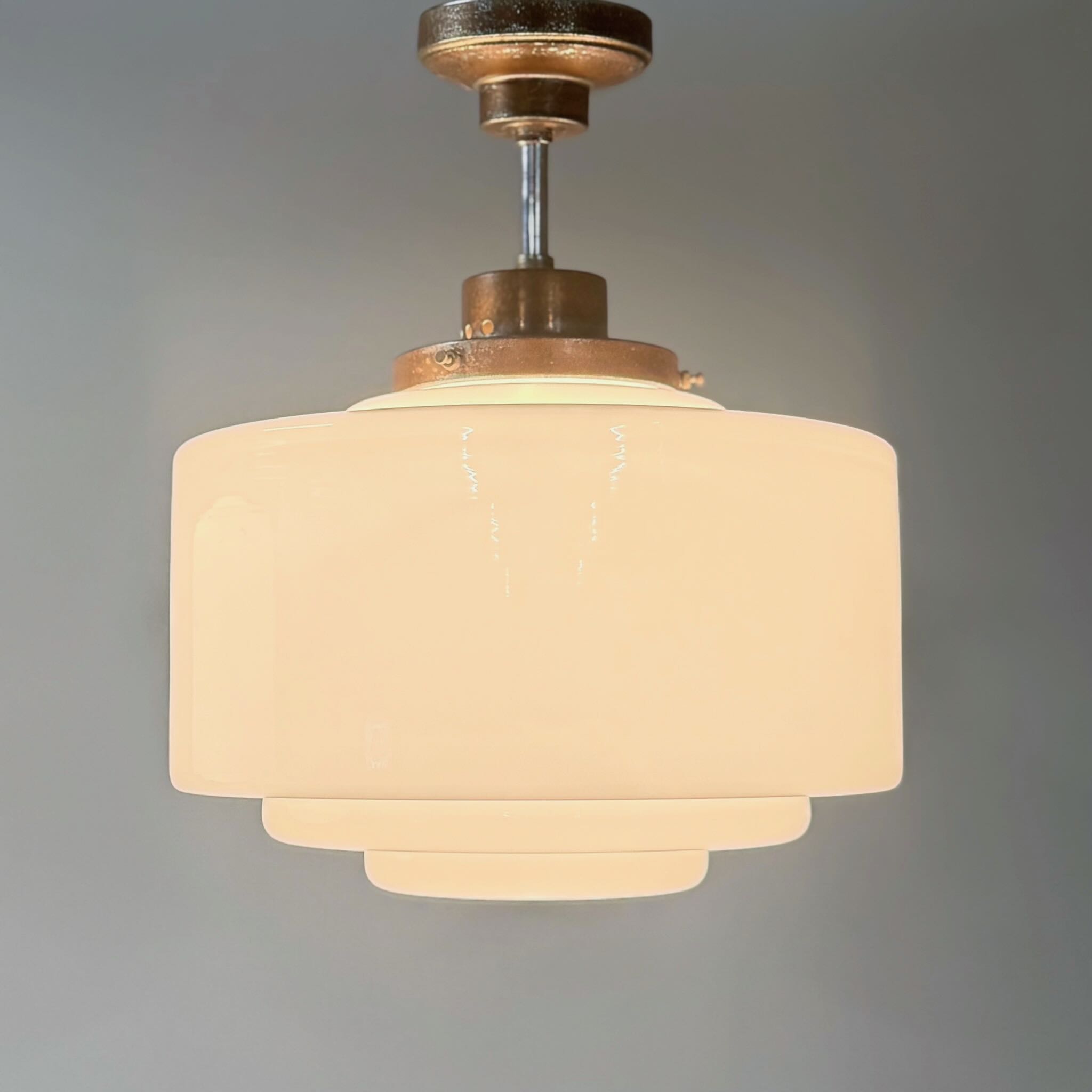 Art deco hanglampen uit de jaren 30 in wit opaalglas – set van twee