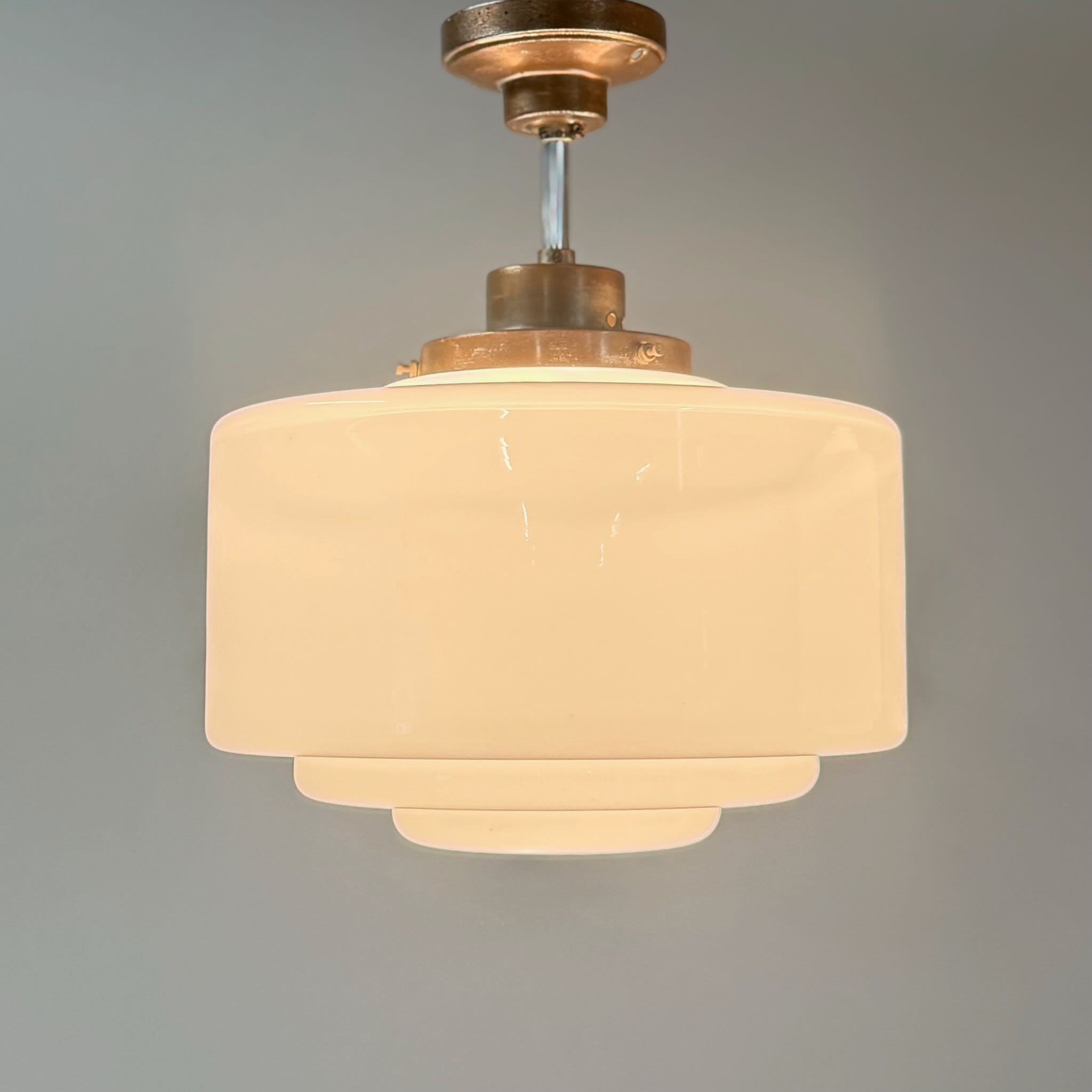 Art deco hanglampen uit de jaren 30 in wit opaalglas – set van twee