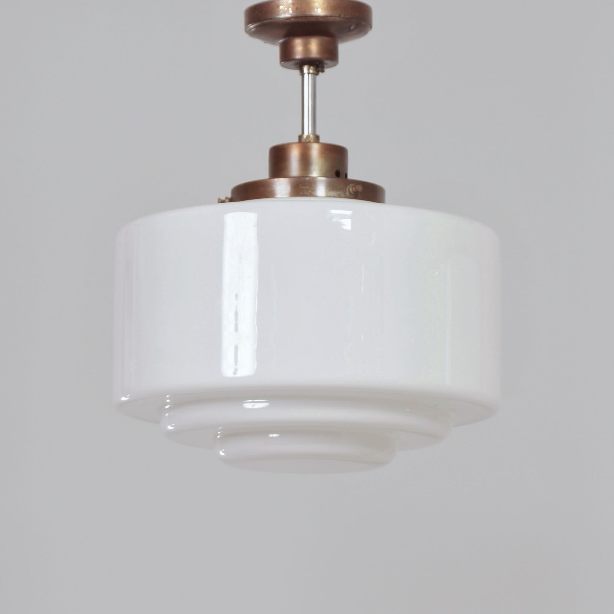 Art deco hanglampen uit de jaren 30 in wit opaalglas – set van twee
