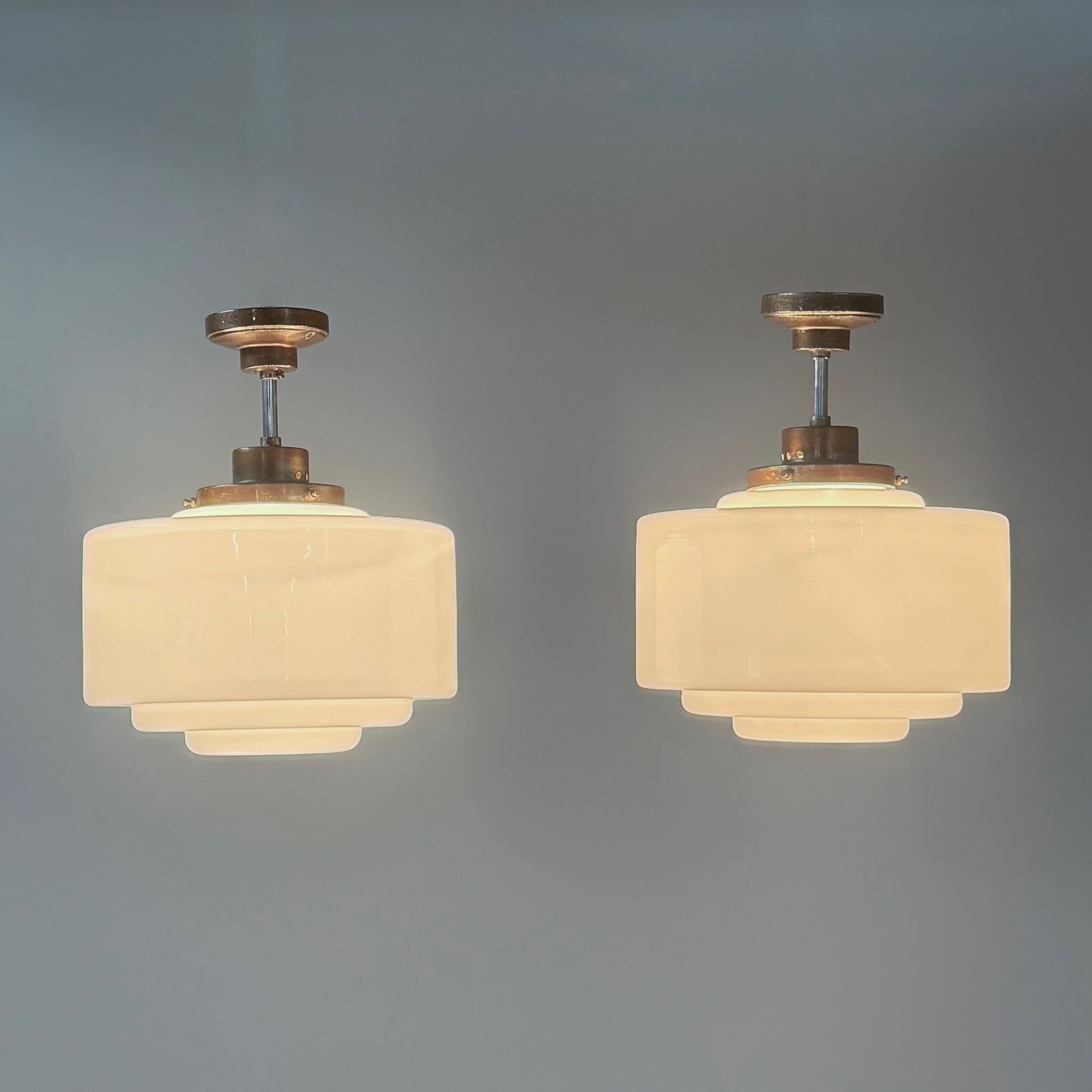 Art deco hanglampen uit de jaren 30 in wit opaalglas – set van twee