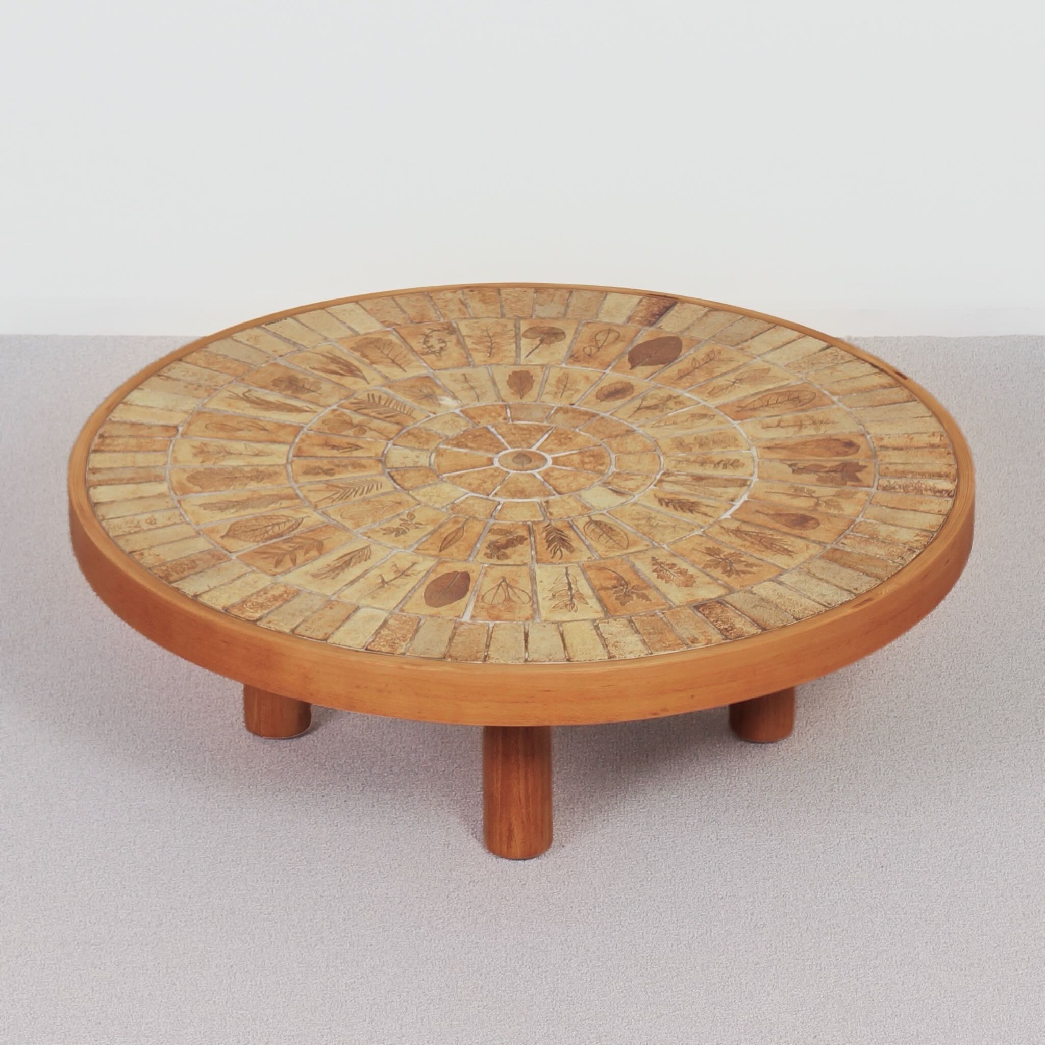 Ronde Salontafel van Roger Capron voor Atelier Capron uit de Jaren 60 in Keramiek en Beukenhout