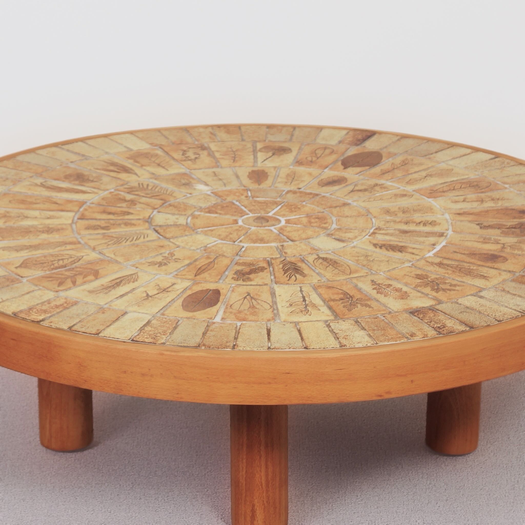Ronde Salontafel van Roger Capron voor Atelier Capron uit de Jaren 60 in Keramiek en Beukenhout