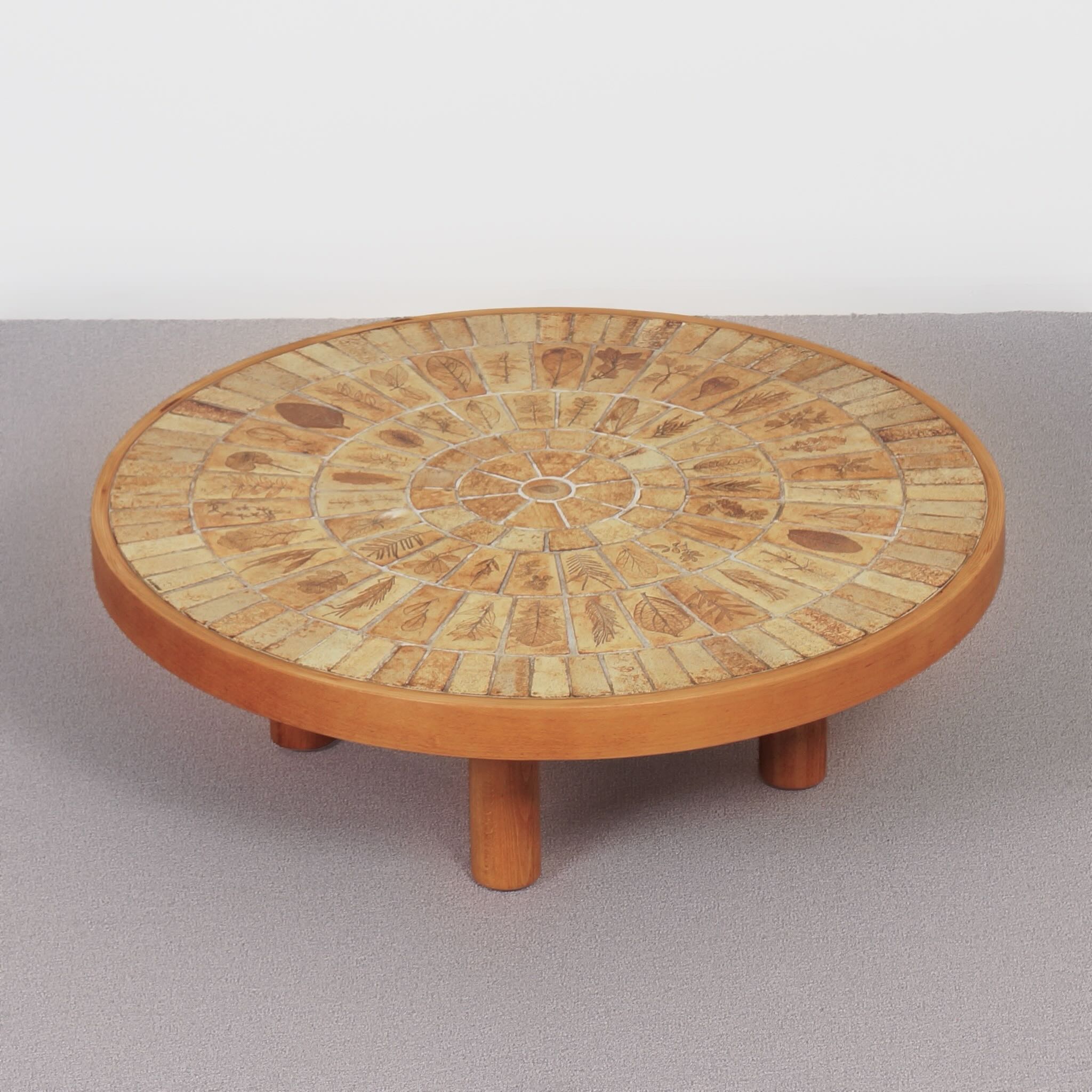 Ronde Salontafel van Roger Capron voor Atelier Capron uit de Jaren 60 in Keramiek en Beukenhout