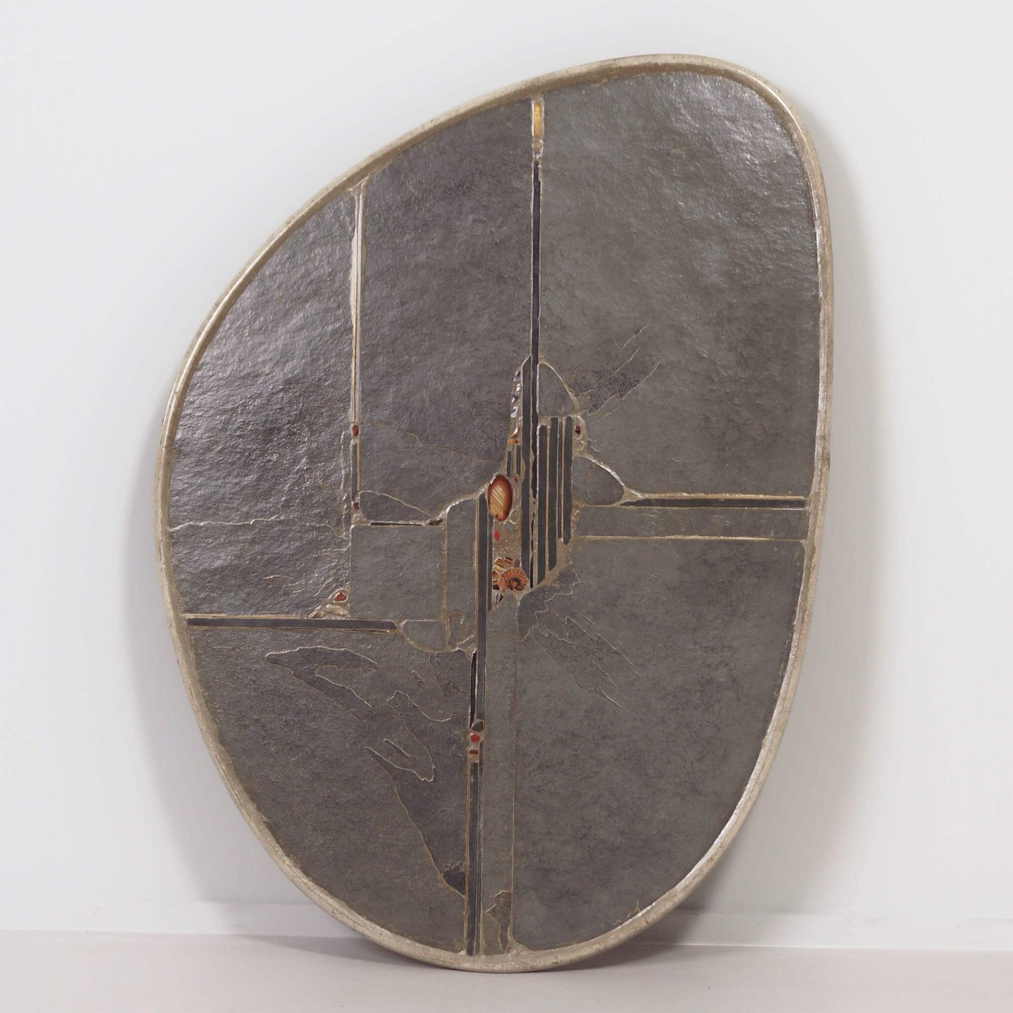 Niervormige salontafel van Paul Kingma uit de jaren 90 in natuursteen en edelsteen