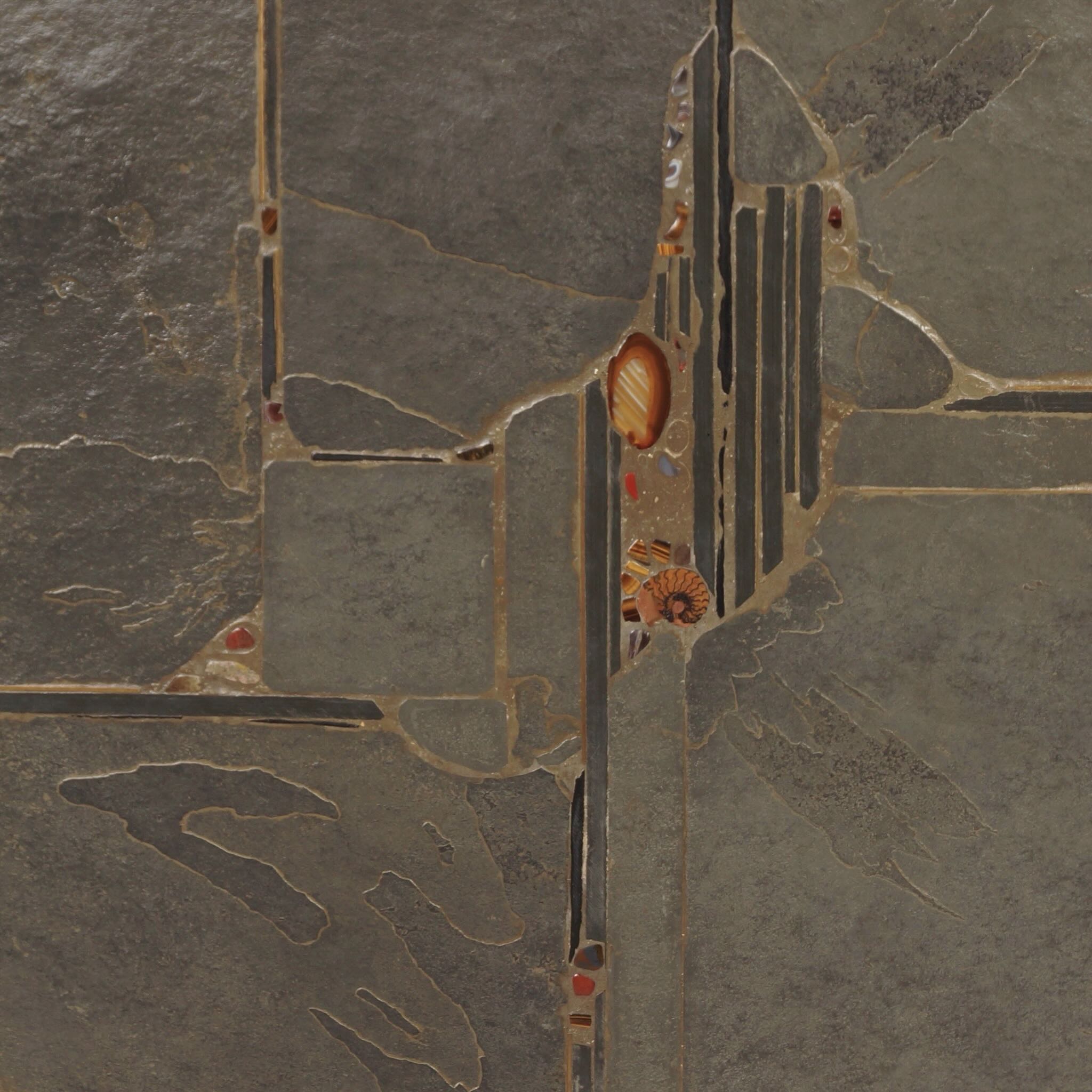 Niervormige salontafel van Paul Kingma uit de jaren 90 in natuursteen en edelsteen