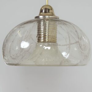 Hanglamp van Doria Leuchten uit de jaren 80 in vulcano glass en messing