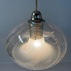Hanglamp van Doria Leuchten uit de jaren 80 in vulcano glass en messing
