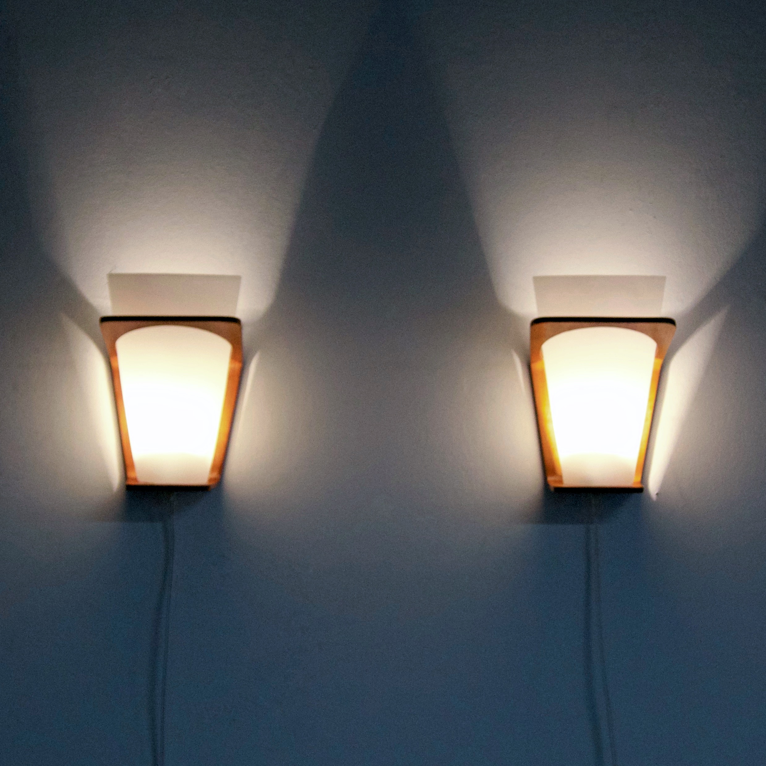 Paar NX 41 Wandlampen van Louis Kalff voor Philips, 1960s, in Teak en Opaalglas