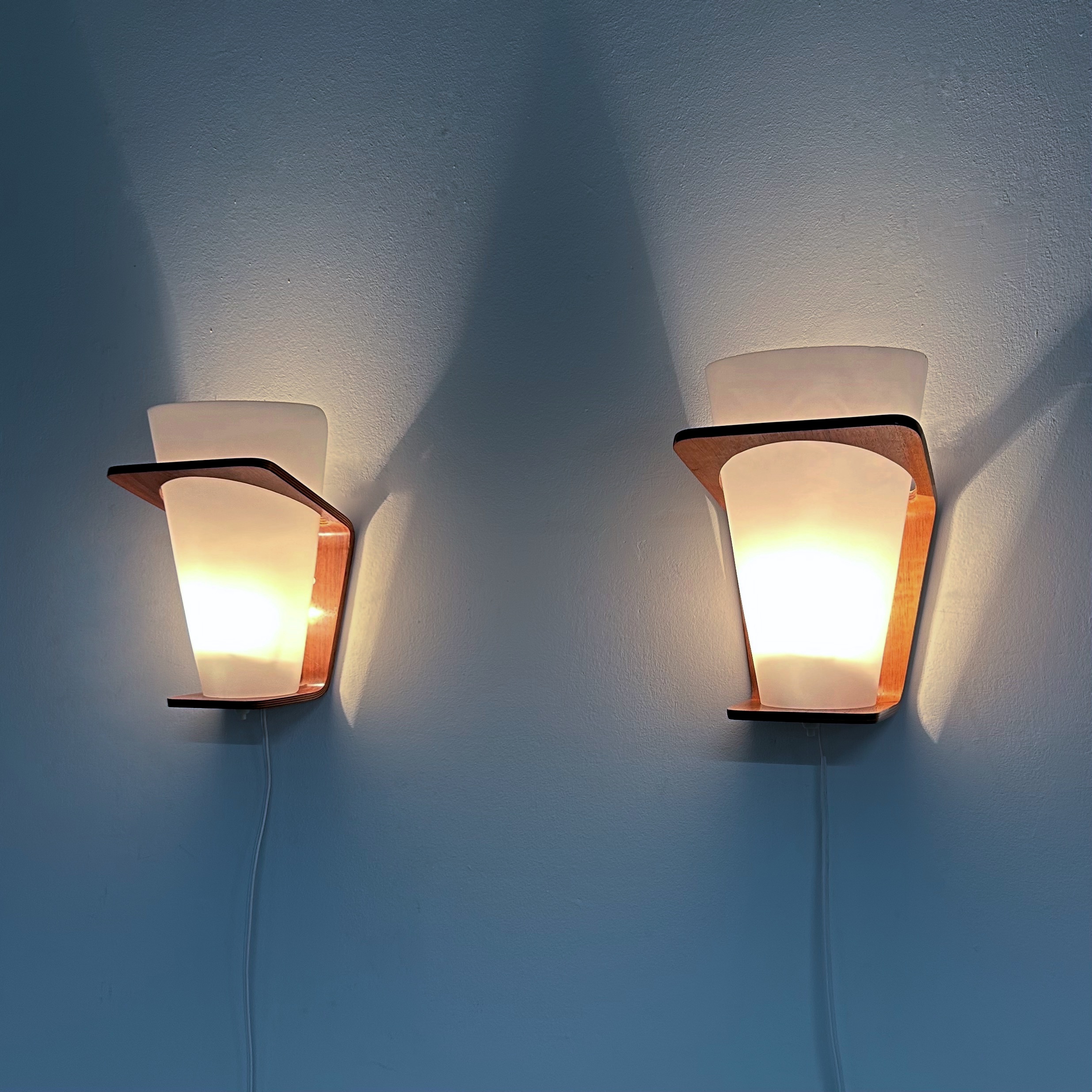 Paar NX 41 Wandlampen van Louis Kalff voor Philips, 1960s, in Teak en Opaalglas