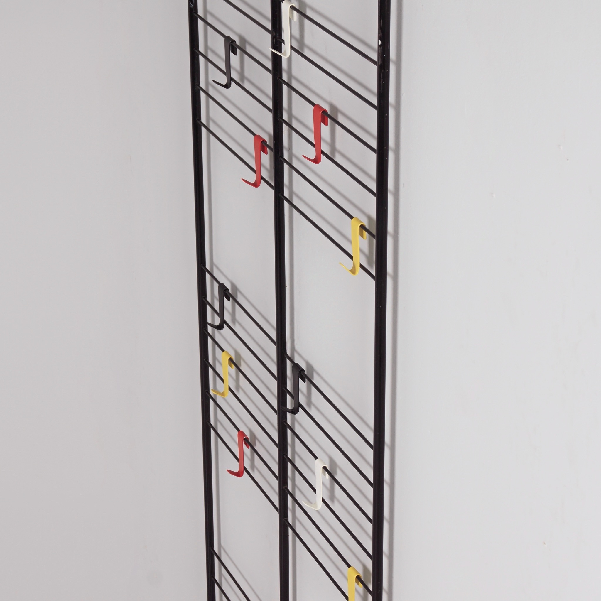 Wandkapstok GW1 ‘toonladder’ van Coen de Vries voor DEVO uit de jaren 50