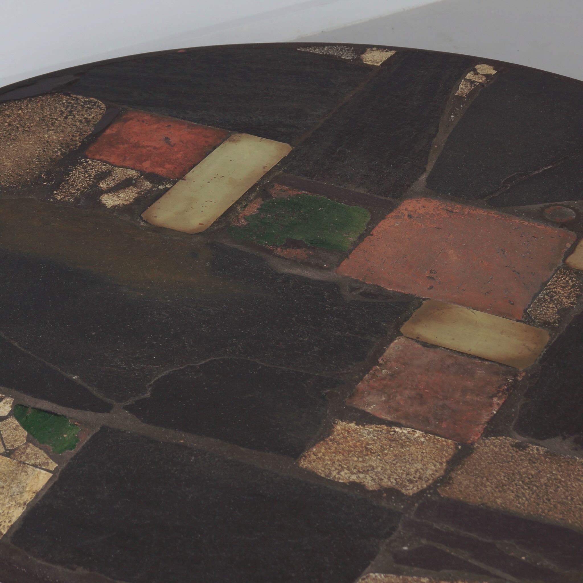 Ronde Salontafel van Paul Kingma uit de jaren 70 met Messing en Kleurige Keramiek