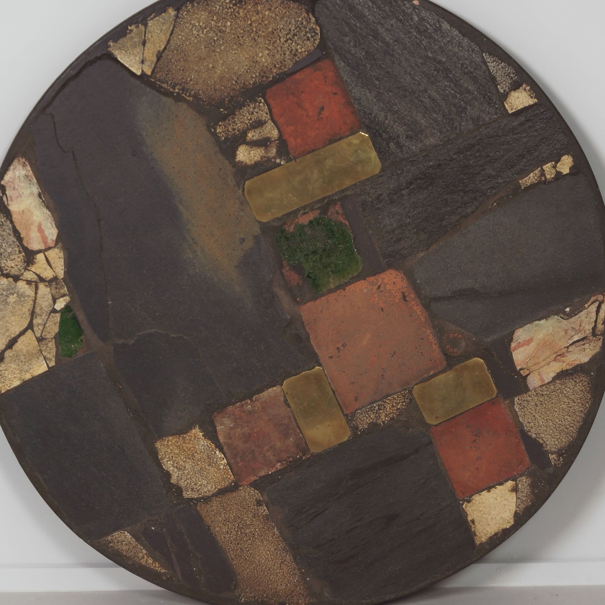 Ronde Salontafel van Paul Kingma uit de jaren 70 met Messing en Kleurige Keramiek