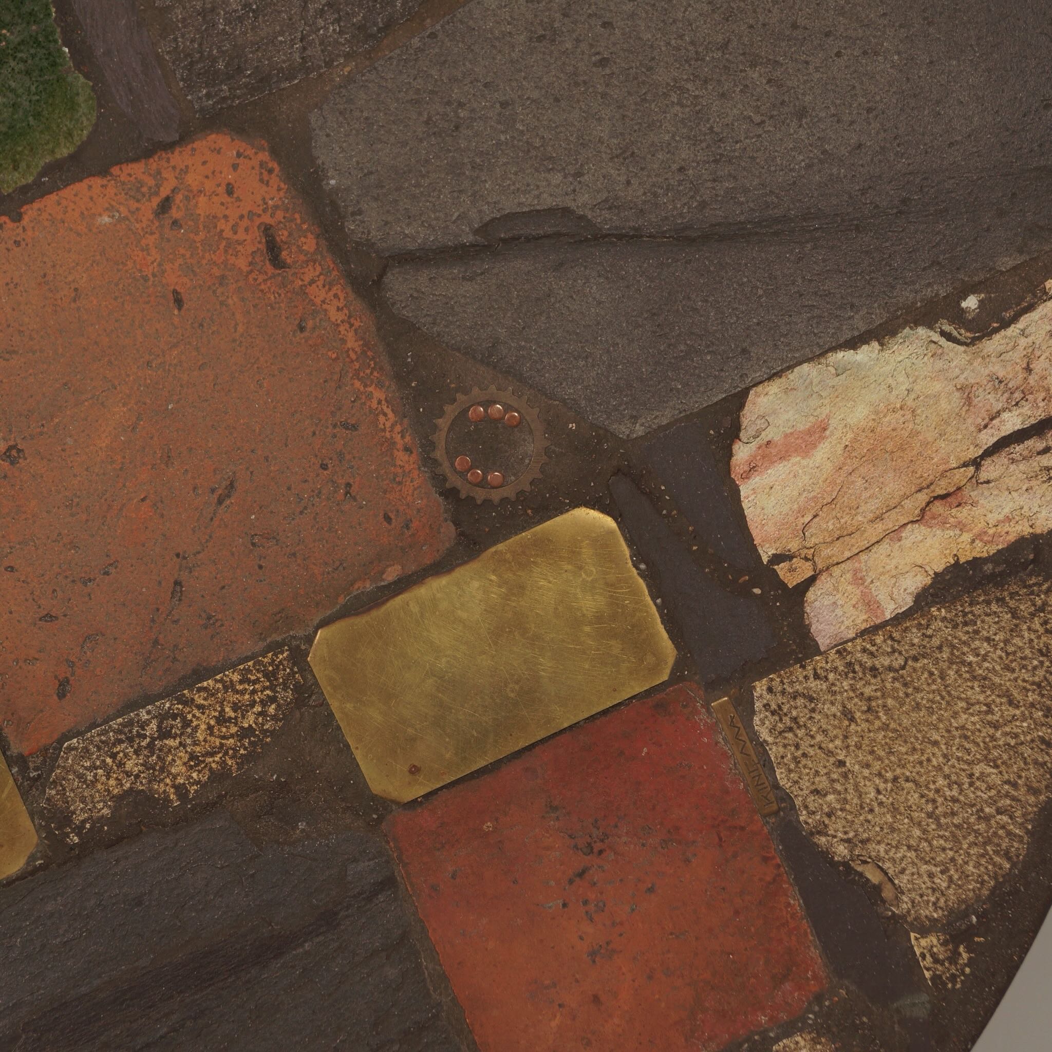 Ronde Salontafel van Paul Kingma uit de jaren 70 met Messing en Kleurige Keramiek