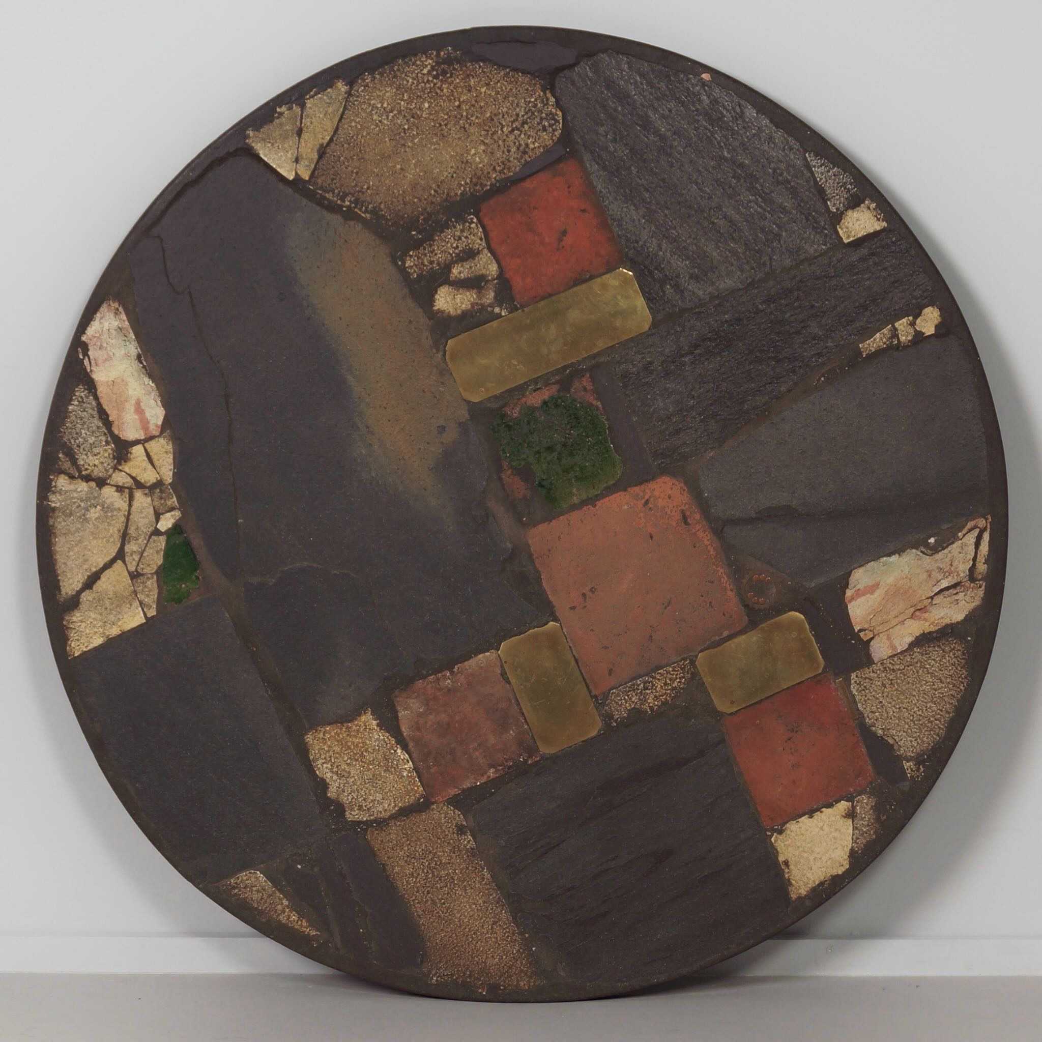 Ronde Salontafel van Paul Kingma uit de jaren 70 met Messing en Kleurige Keramiek