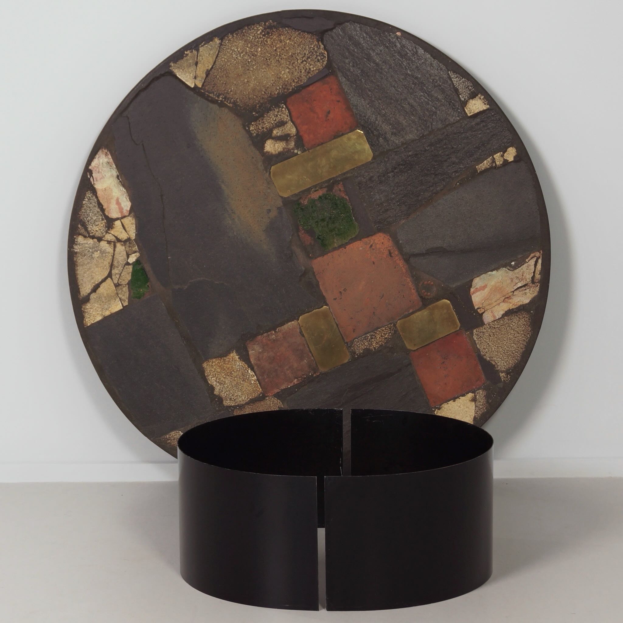 Ronde Salontafel van Paul Kingma uit de jaren 70 met Messing en Kleurige Keramiek