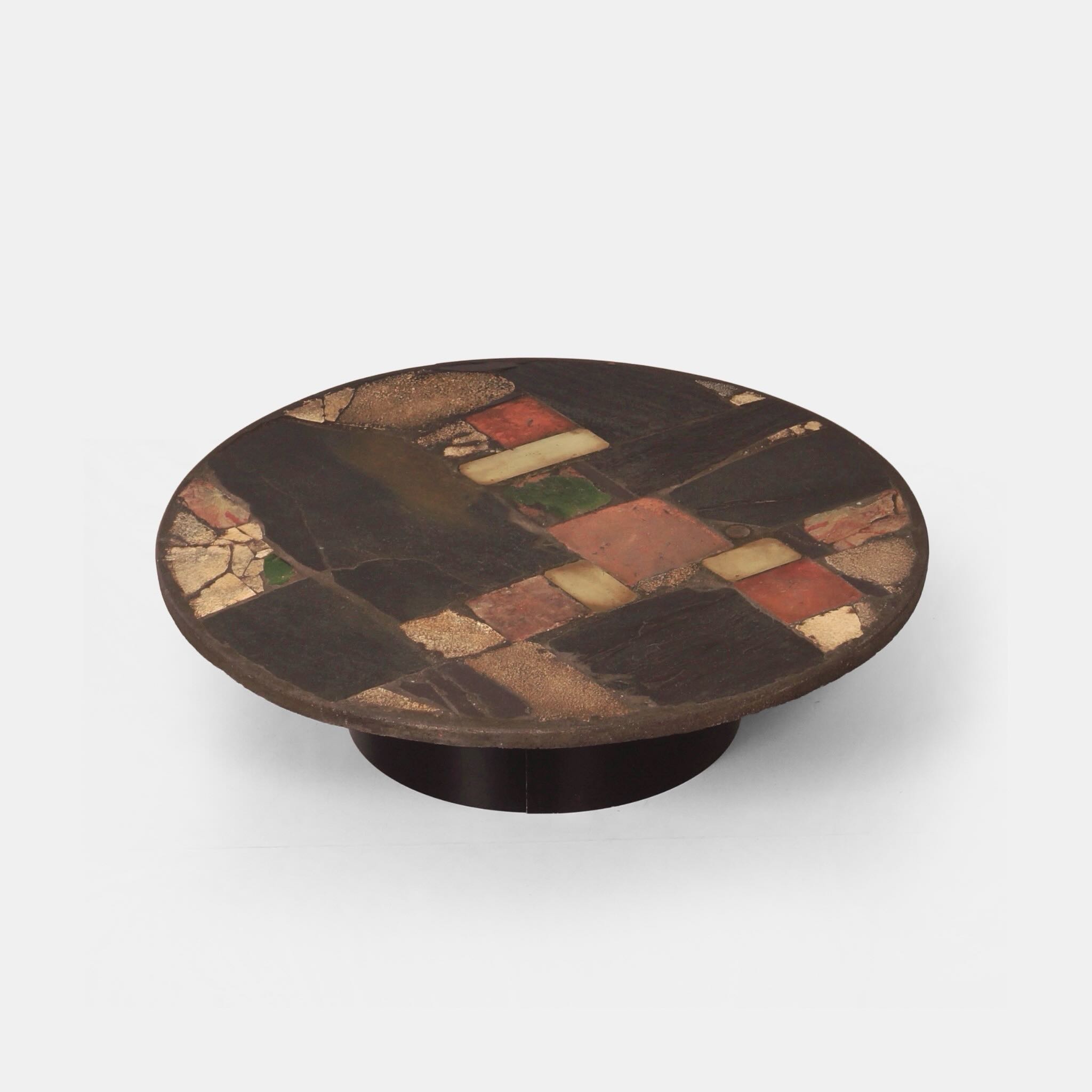 Ronde Salontafel van Paul Kingma uit de jaren 70 met Messing en Kleurige Keramiek