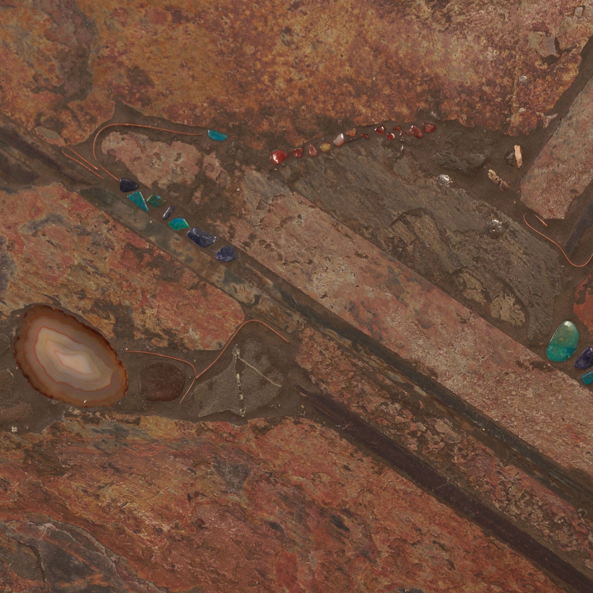 Ronde salontafel van Paul Kingma uit 1990 in aardse tinten met inleg van halfedelstenen