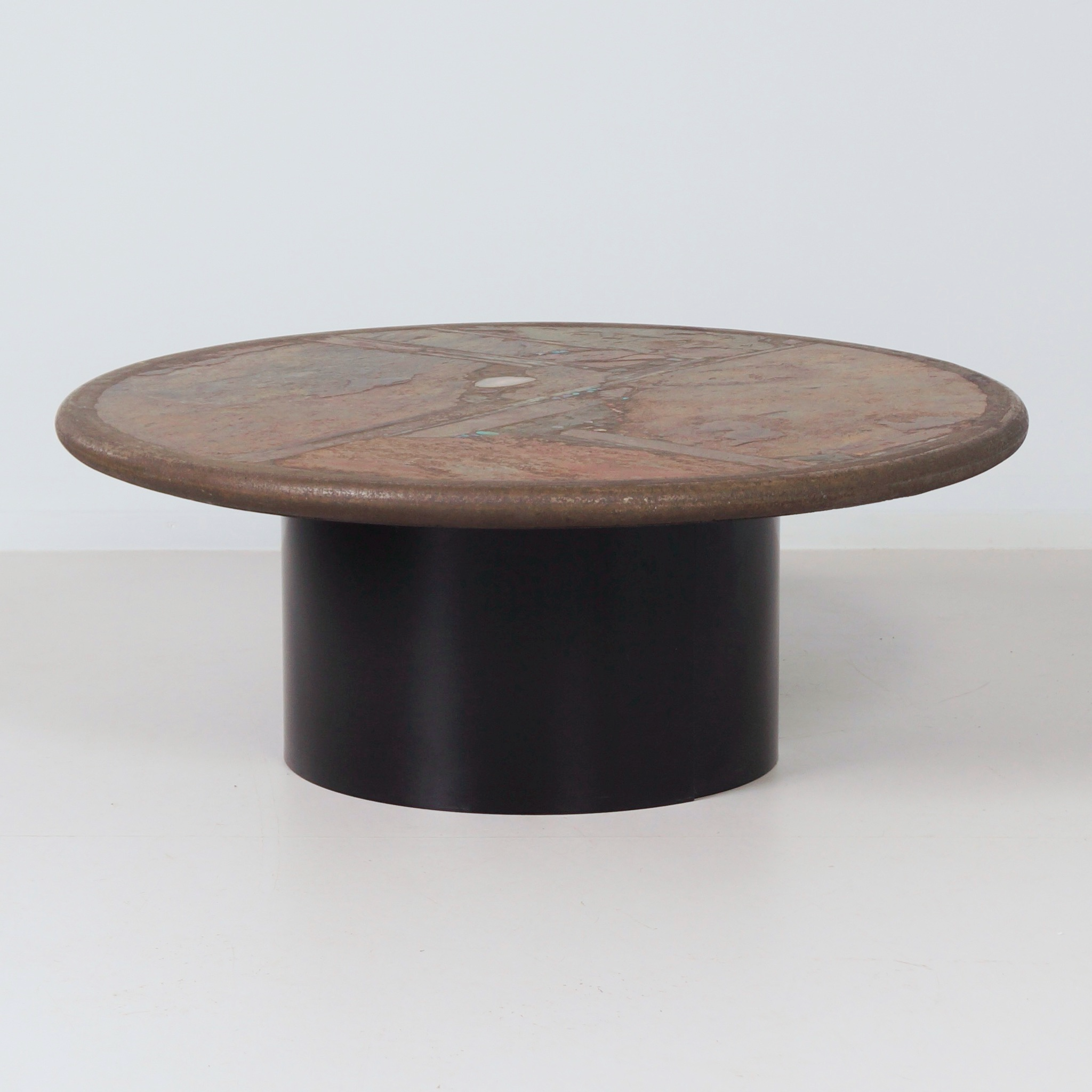 Ronde salontafel van Paul Kingma uit 1990 in aardse tinten met inleg van halfedelstenen