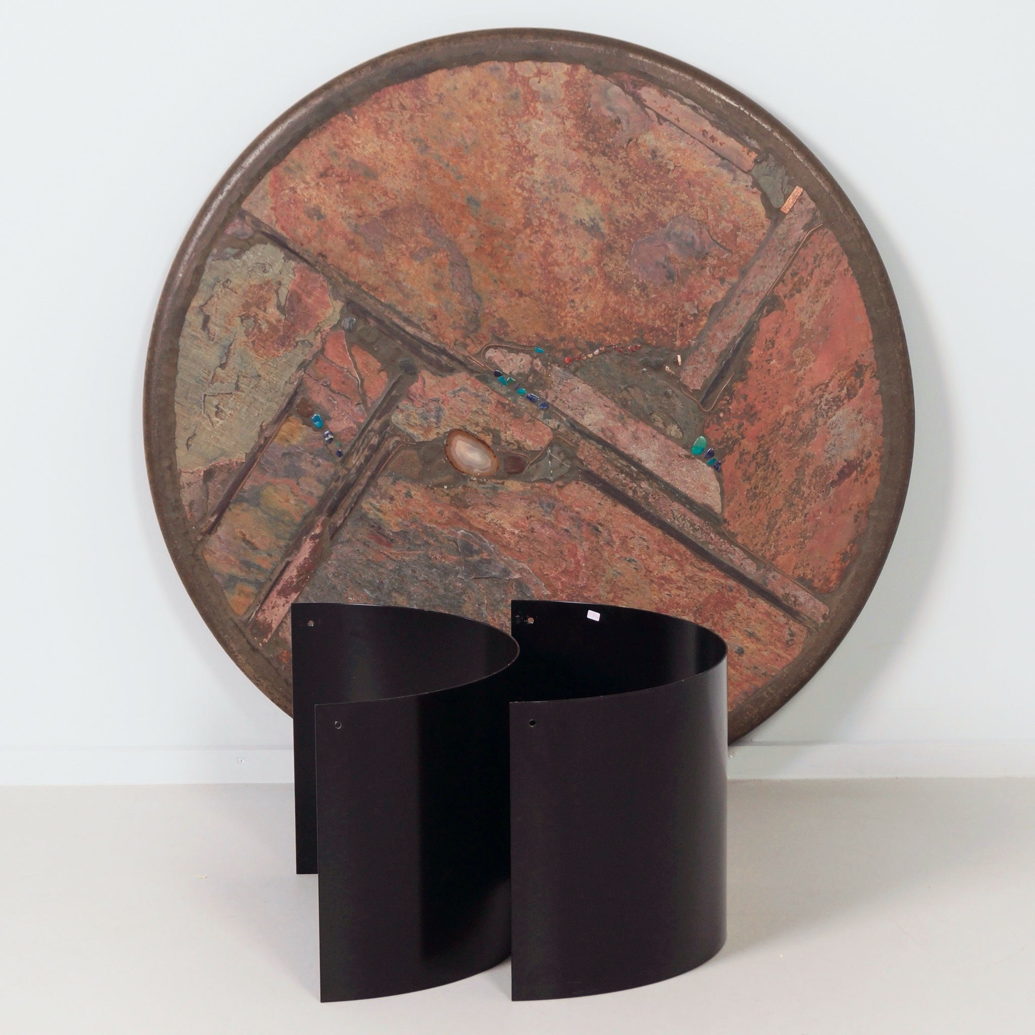 Ronde salontafel van Paul Kingma uit 1990 in aardse tinten met inleg van halfedelstenen