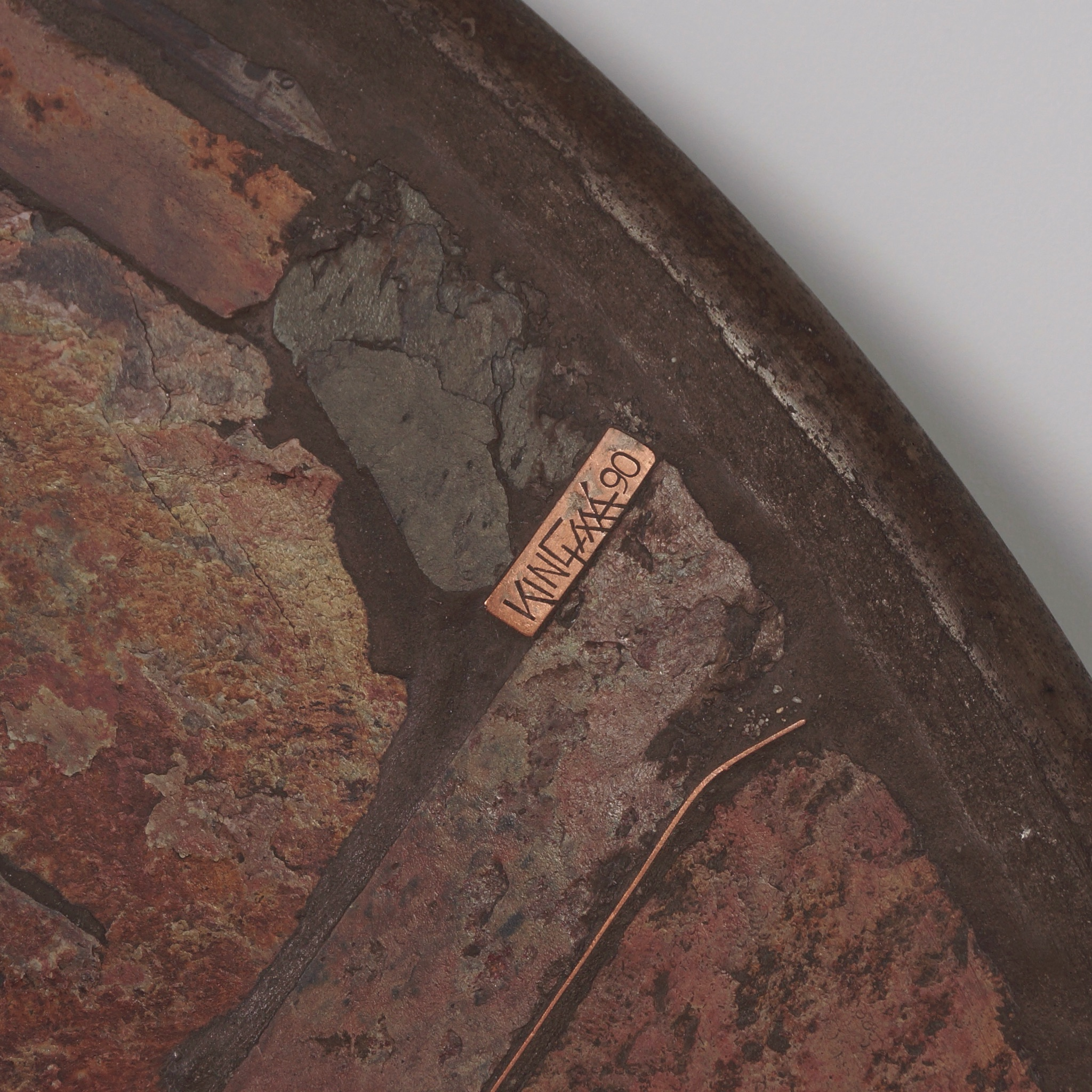 Ronde salontafel van Paul Kingma uit 1990 in aardse tinten met inleg van halfedelstenen