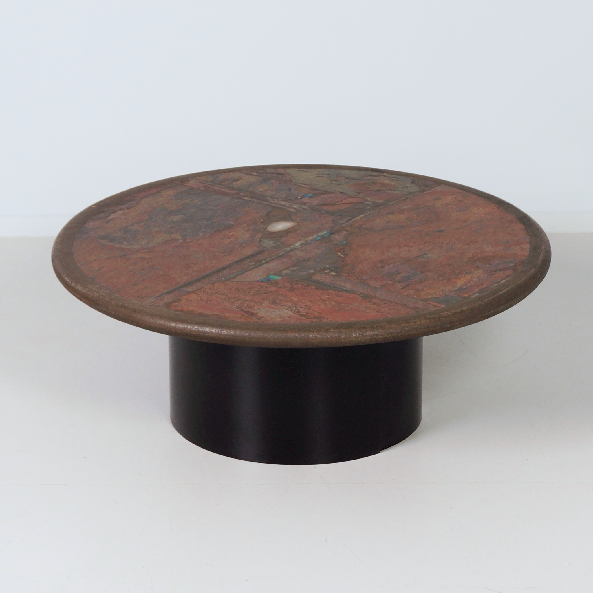 Ronde salontafel van Paul Kingma uit 1990 in aardse tinten met inleg van halfedelstenen