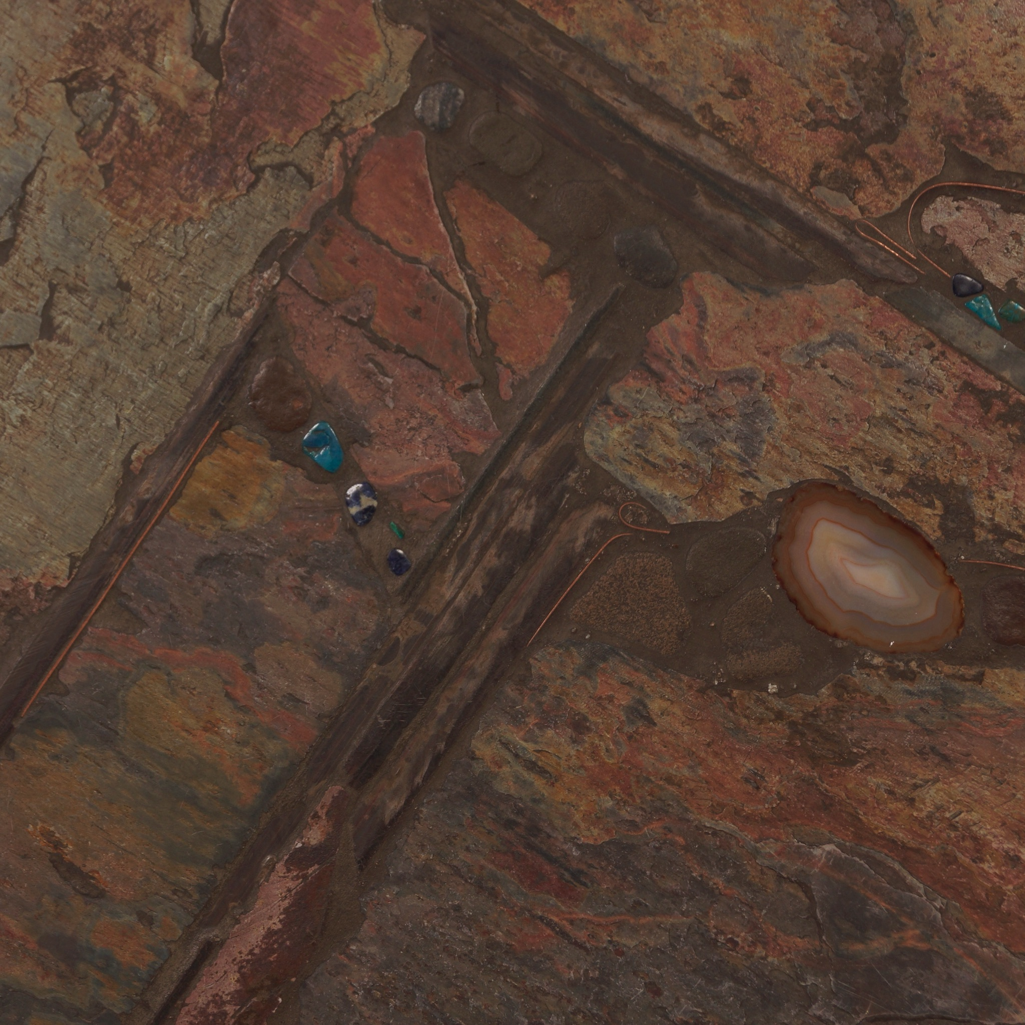 Ronde salontafel van Paul Kingma uit 1990 in aardse tinten met inleg van halfedelstenen