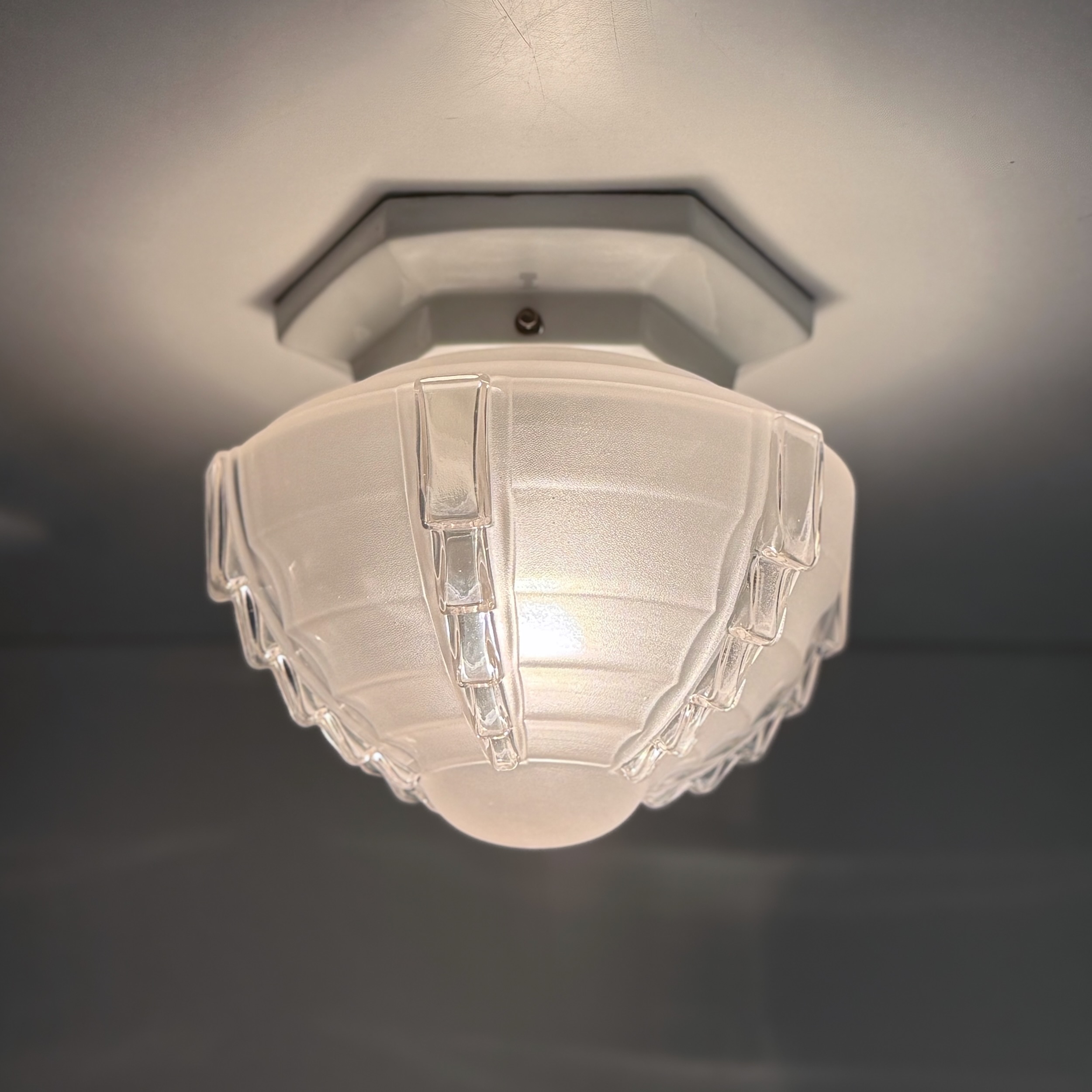 Art Deco Plafondlamp in Porselein met Gezandstraald Glas uit de Jaren 30