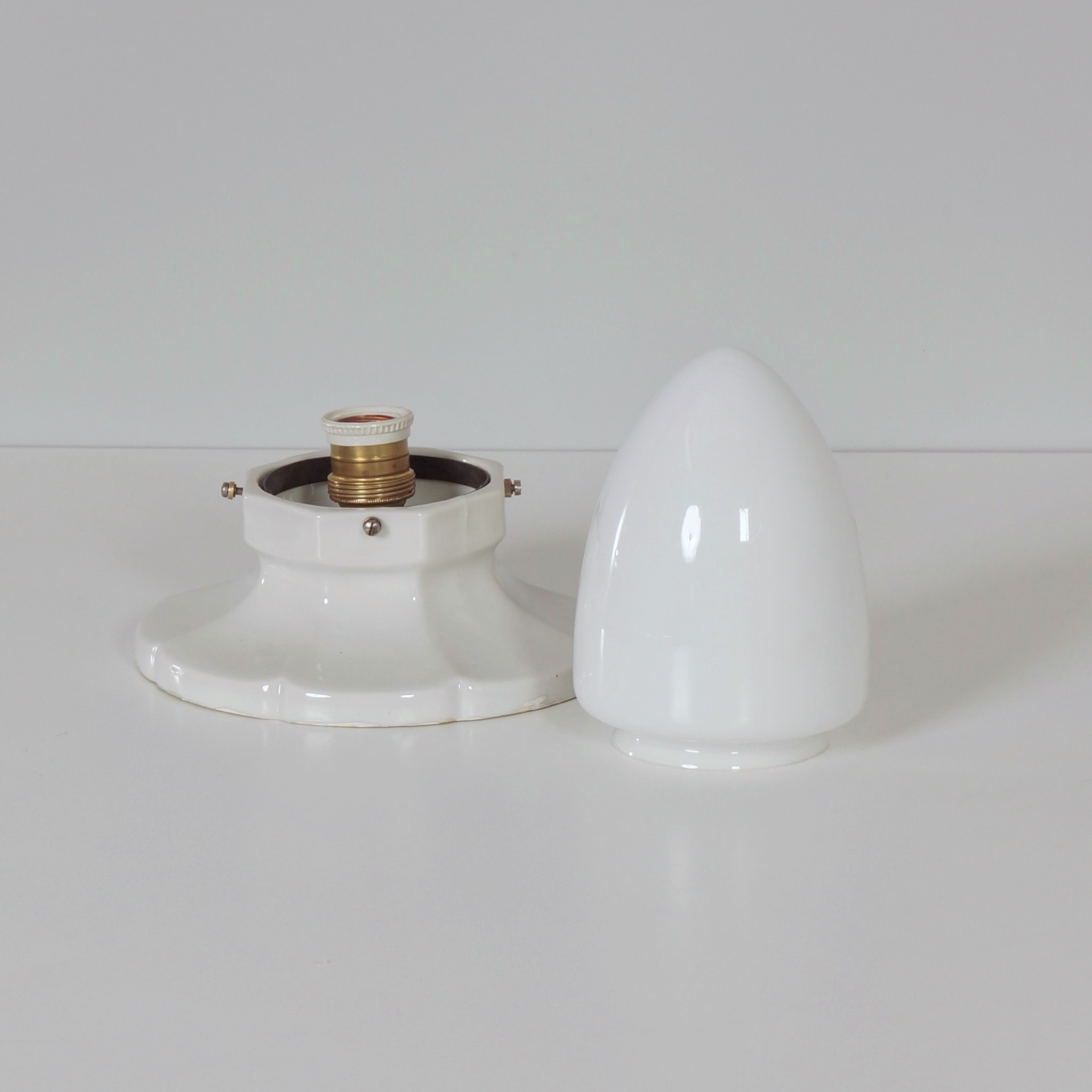 Art Deco Plafonnière uit de Jaren 30 met Porseleinen Voet en Melkglazen Kelk