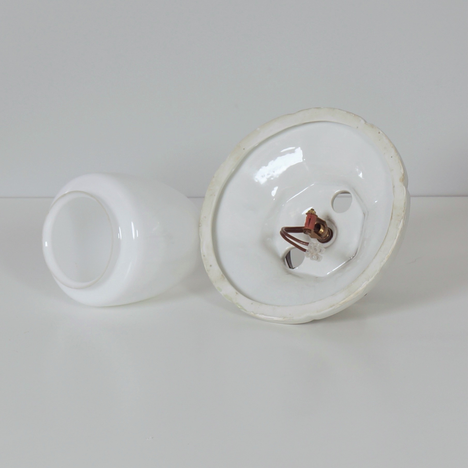 Art Deco Plafonnière uit de Jaren 30 met Porseleinen Voet en Melkglazen Kelk